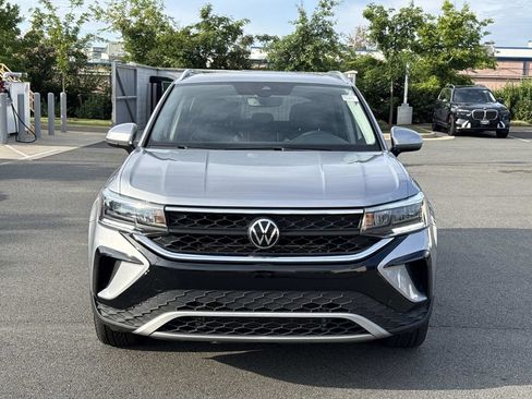 Used 2023 Volkswagen Taos SE w/ Panoramic Sunroof Package FWD image 7