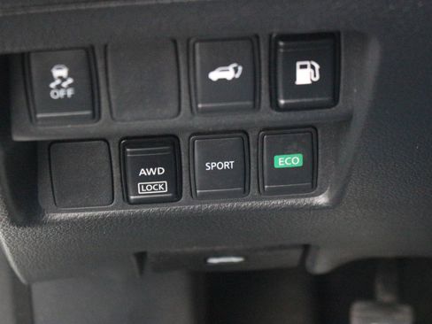 Used 2018 Nissan Rogue SV image 33