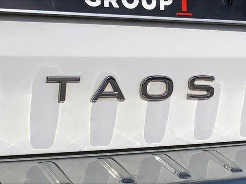 Used 2023 Volkswagen Taos SE w/ Panoramic Sunroof Package FWD image 10
