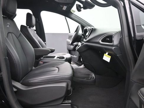 New 2026 Chrysler Pacifica Select w/ S Appearance Package image 18