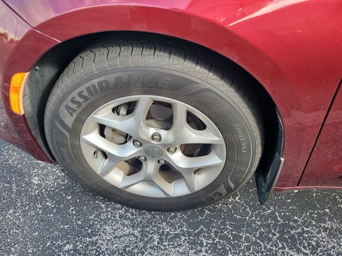 Used 2018 Chrysler Pacifica Touring-L Plus w/ Tire & Wheel Group FWD image 10