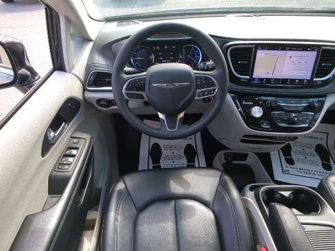 Used 2024 Chrysler Pacifica Limited FWD image 6