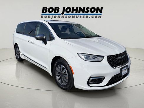 Used 2023 Chrysler Pacifica Limited FWD image 1