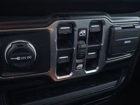 Used 2019 Jeep Wrangler Unlimited Sahara image 16