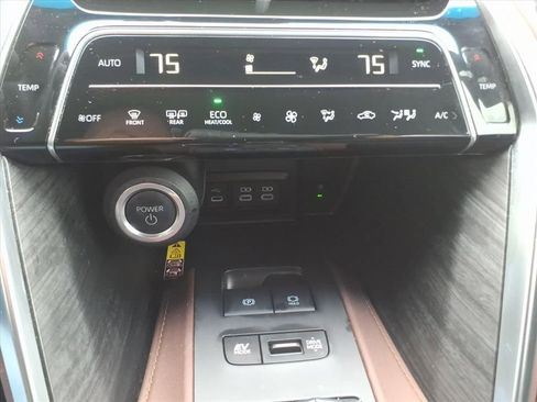 Used 2024 Toyota Venza image 24