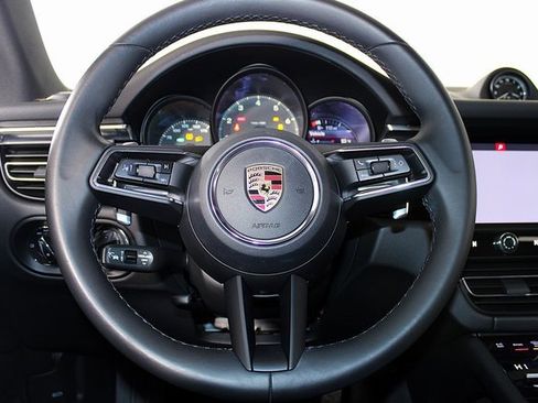 Used 2023 Porsche Macan image 16