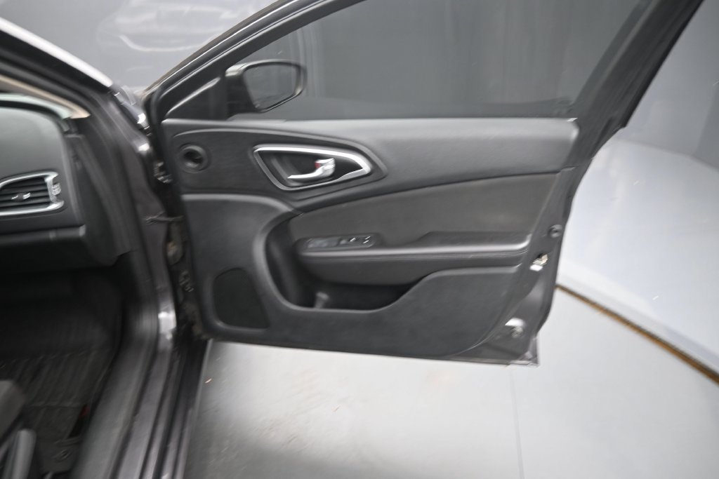 Used 2015 Chrysler 200 Limited w/ Convenience Group FWD image 14