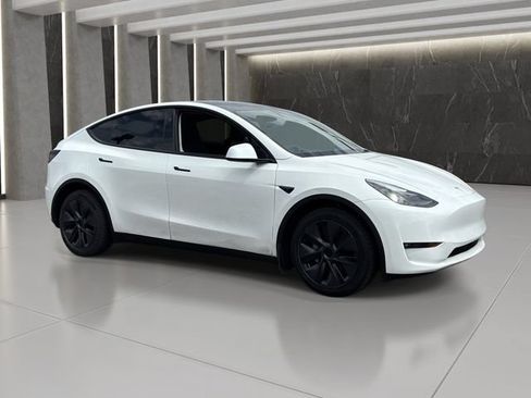 Used 2024 Tesla Model Y Long Range AWD/4WD image 8