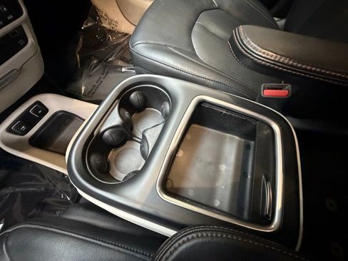 Used 2019 Chrysler Pacifica Touring-L Plus image 19