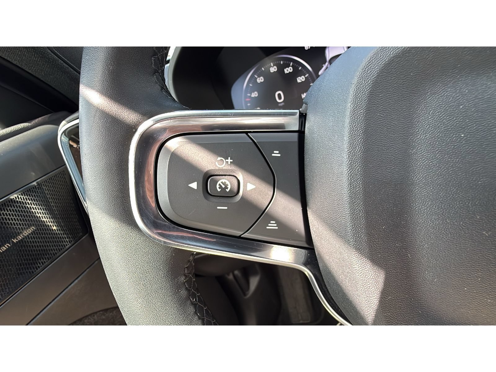 Used 2022 Volvo XC40 T5 R-Design w/ Advanced Package AWD/4WD image 25