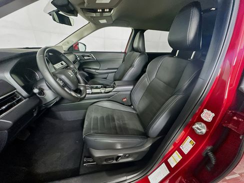 Used 2025 Mitsubishi Outlander SE image 13