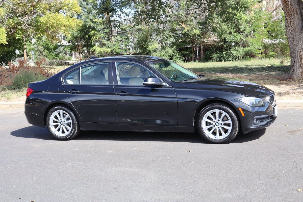 Used 2017 BMW 320i xDrive Sedan AWD/4WD image 2