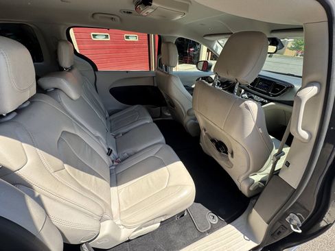 Used 2019 Chrysler Pacifica Touring-L FWD image 22