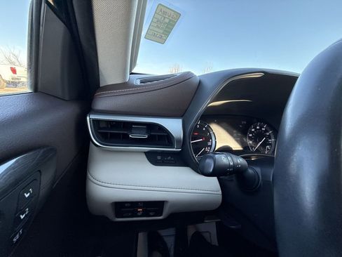 Used 2021 Toyota Highlander Platinum image 24