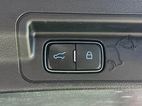 Used 2021 Ford Explorer XLT w/ Equipment Group 202A image 31