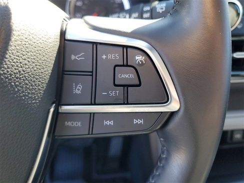 Used 2021 Toyota Highlander LE image 12