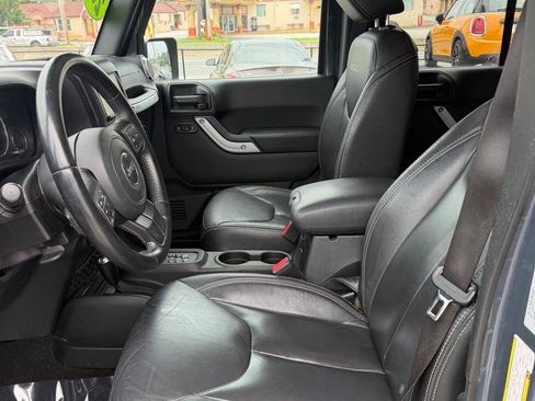 Used 2017 Jeep Wrangler Unlimited Sahara w/ Connectivity Group AWD/4WD image 11