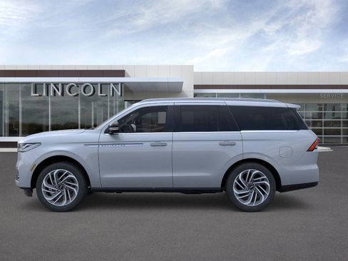 New 2025 Lincoln Navigator Reserve image 4