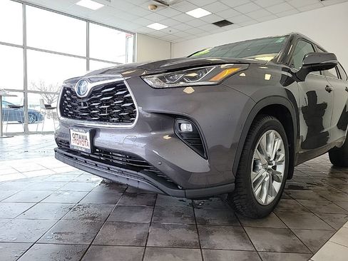 Used 2023 Toyota Highlander Limited AWD/4WD image 16