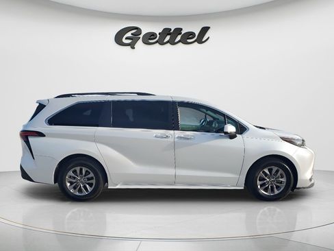 Used 2022 Toyota Sienna XLE w/ XLE Plus Package FWD image 4