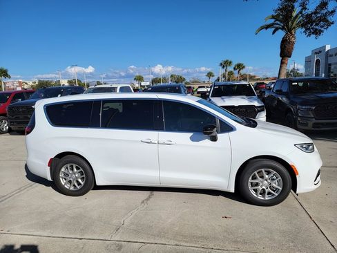 New 2026 Chrysler Pacifica Select image 5