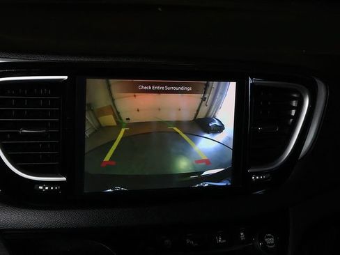 Used 2025 Chrysler Pacifica Limited FWD image 20