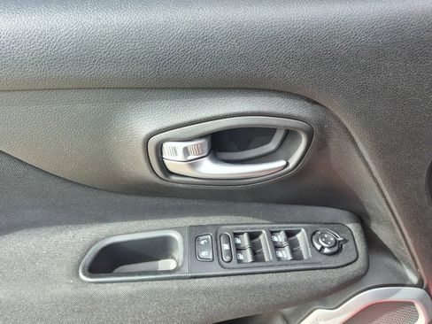 Used 2019 Jeep Renegade Latitude FWD image 11