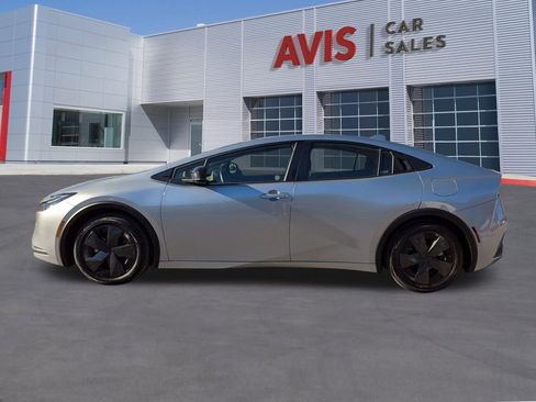 Used 2025 Toyota Prius LE image 2