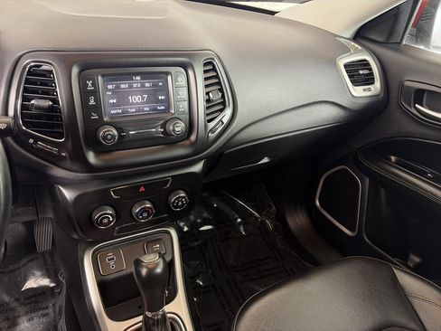 Used 2018 Jeep Compass Latitude image 4