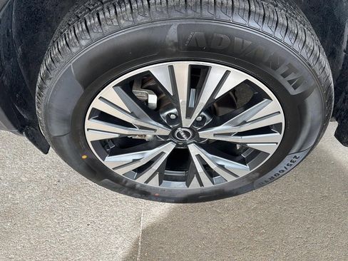 Used 2023 Nissan Rogue SV image 5