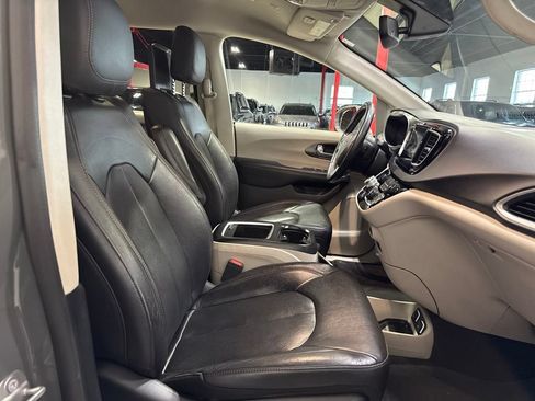 Used 2020 Chrysler Pacifica Touring-L Plus FWD image 33