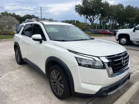 Used 2023 Nissan Pathfinder SL w/ SL Premium Package FWD image 3