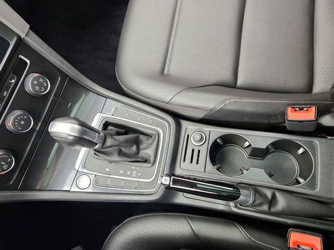 Used 2018 Volkswagen Golf SE image 34