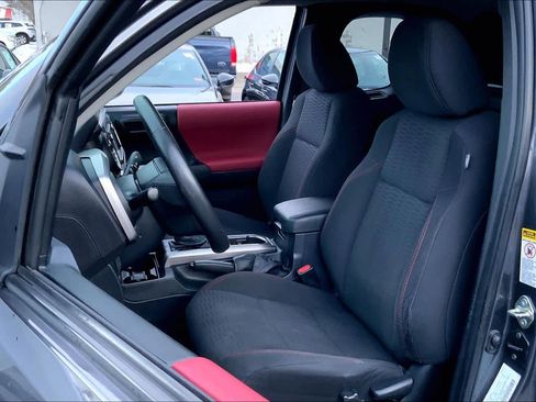 Used 2016 Toyota Tacoma SR5 w/ SR5 Appearance Package (SN) image 9