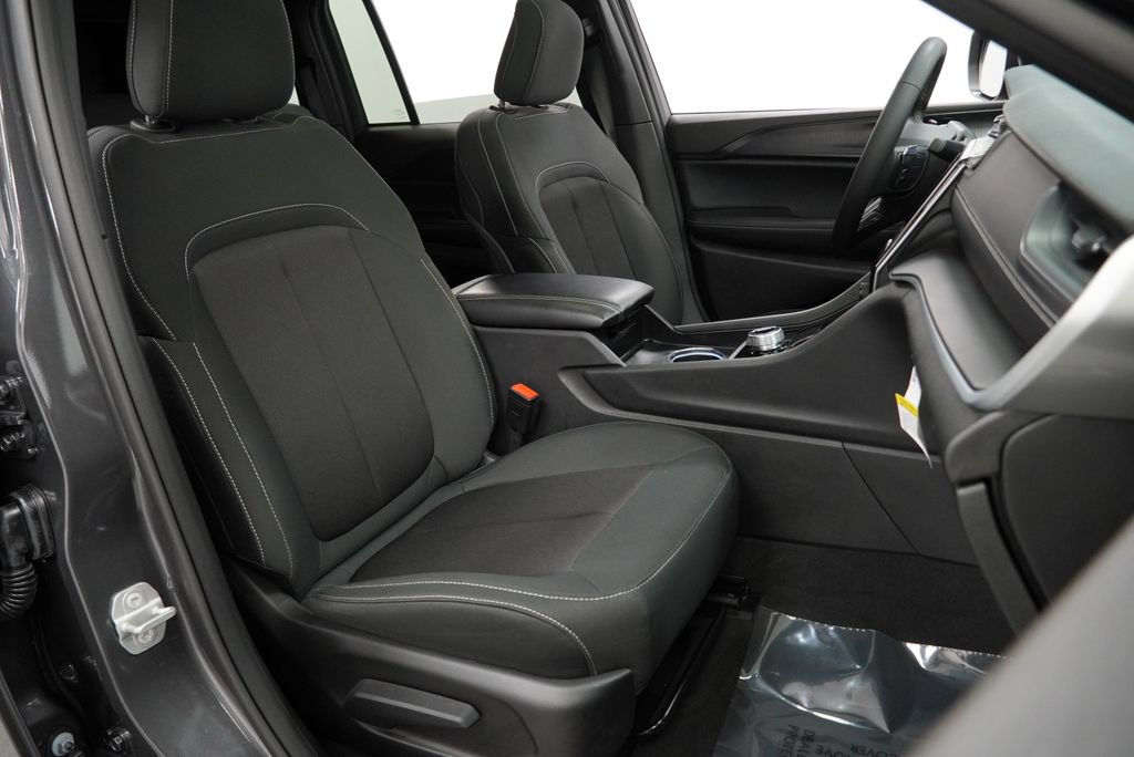 Certified 2025 Jeep Grand Cherokee Laredo X AWD/4WD image 46