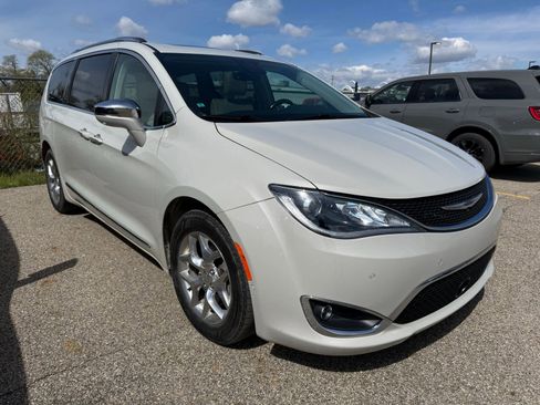 Used 2019 Chrysler Pacifica Limited w/ Advanced Safetytec Group FWD image 1