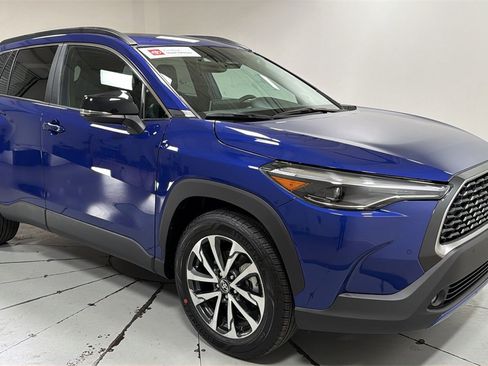 Certified 2025 Toyota Corolla Cross XLE image 3