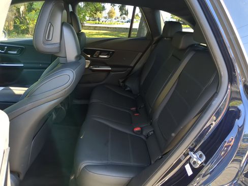 Used 2024 Mercedes-Benz GLC 300 4MATIC image 18