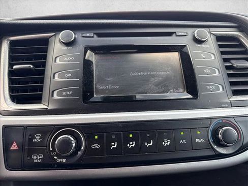 Used 2019 Toyota Highlander LE FWD image 10