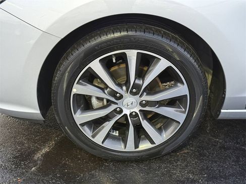 Used 2020 Hyundai Elantra GT image 11