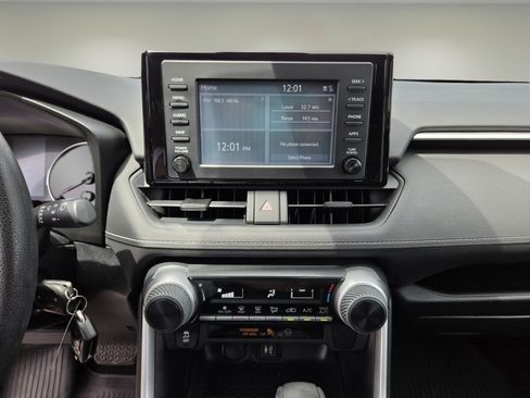 Used 2019 Toyota RAV4 LE FWD image 15