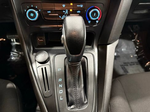 Used 2018 Ford Focus SE w/ SE Appearance Package image 34