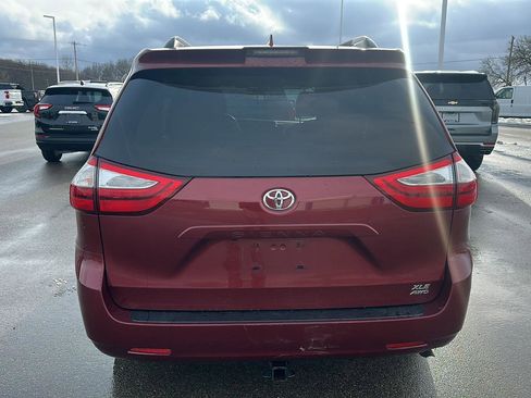 Used 2018 Toyota Sienna XLE image 5