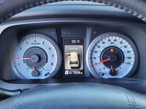 Used 2020 Toyota Sienna SE w/ Nightshade Edition FWD image 10