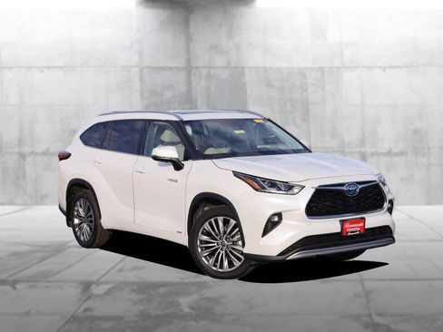 Used 2021 Toyota Highlander Platinum image 2