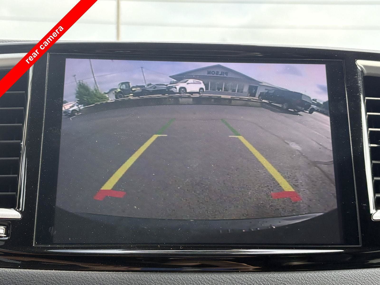 Used 2024 Chrysler Pacifica Touring-L FWD image 6