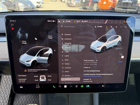 Used 2022 Tesla Model Y Long Range image 12