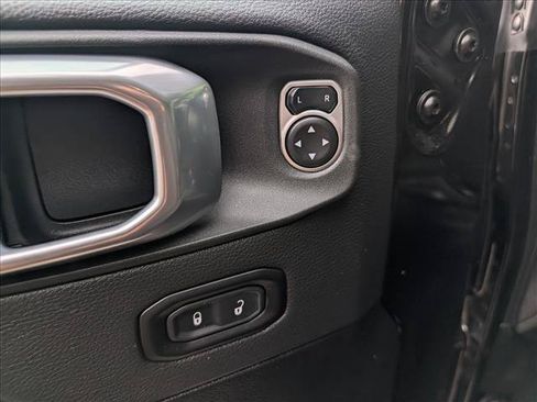 Used 2025 Jeep Wrangler Unlimited Sahara AWD/4WD image 28