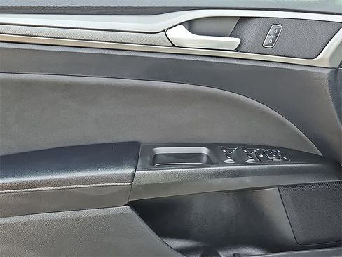 Used 2020 Ford Fusion SE image 12