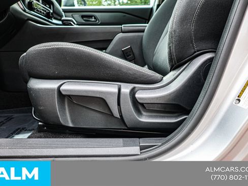 Used 2024 Nissan Rogue S FWD image 19